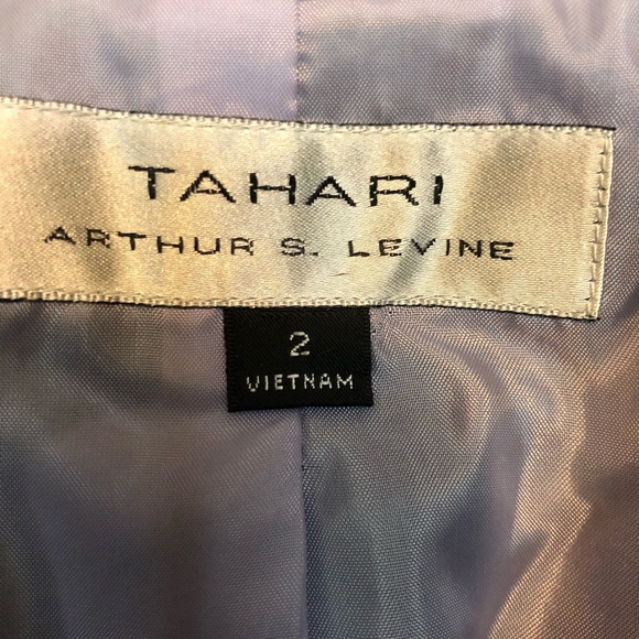 Tahari women’s business suit  Size 2 - Picture 4 of 6